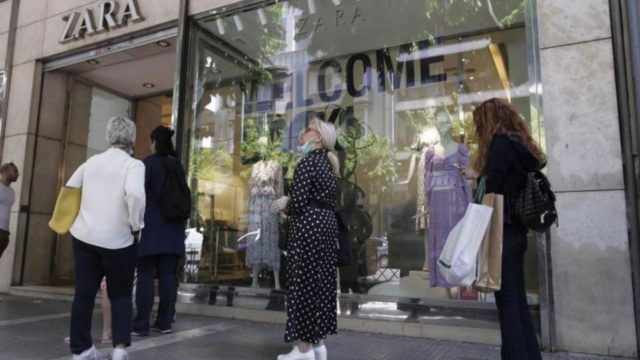 ZARA: Το πουπουλένιο μπουφάν που κοστίζει μόνο 19,99 ευρώ – Προλάβετε την απίστευτη προφορά