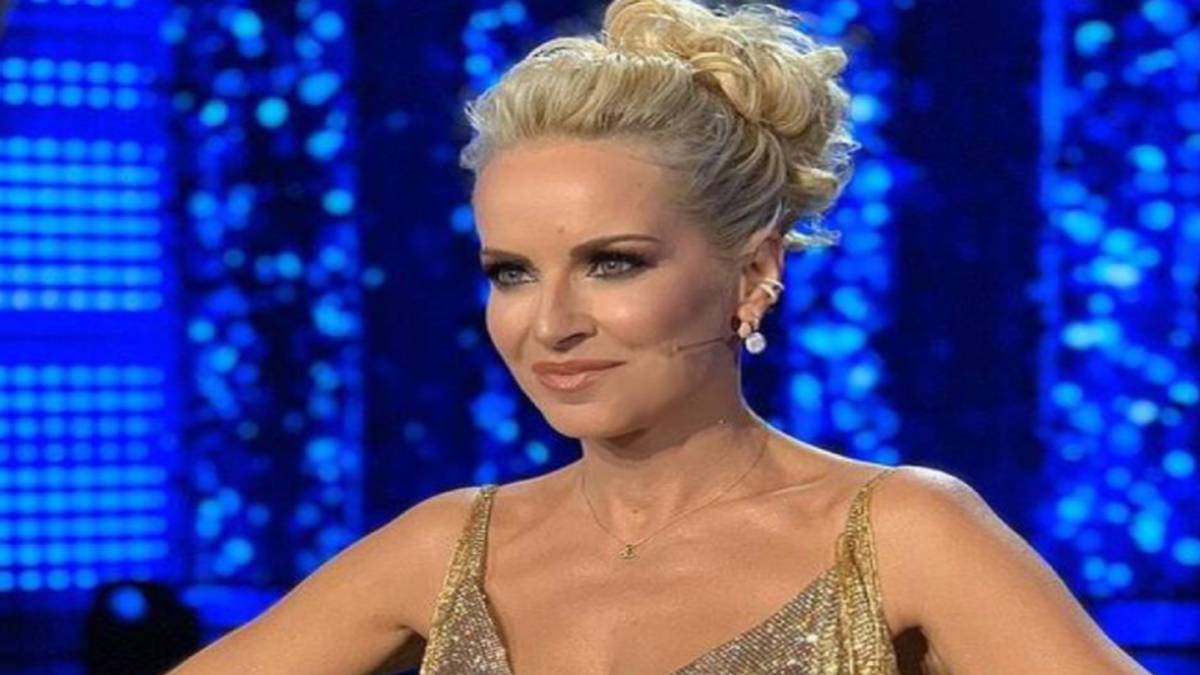 ΣΟΚ: Έτσι είναι η Μαρία Μπεκατώρου με μαγιό στην παραλία! (ΦΩΤΟ)