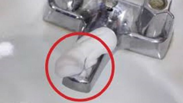 Βάλτε αφρό ξυρίσματος στο νεροχύτη! Μόλις δείτε το βίντεο θα τρέξετε να το δοκιμάσετε