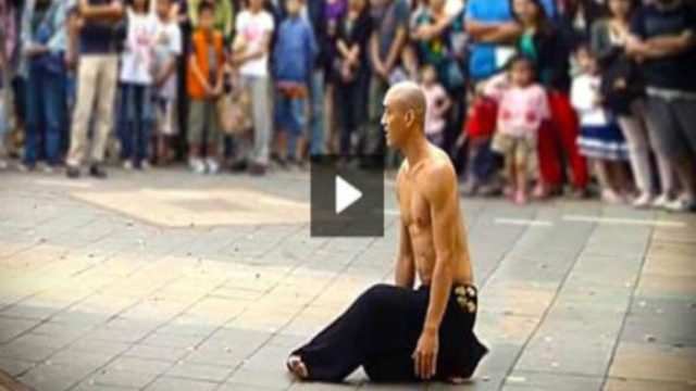 Στην αρχή νομίζαμε ότι ήταν ένας συνηθισμένος ακροβάτης του δρόμου – Ο άνθρωπος όμως είναι από άλλο πλανήτη (Video)