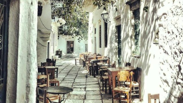 Απείρανθος Νάξου: Το μαγευτικό χωριό των Κυκλάδων που οι κάτοικοι μιλάνε… Κρητικά!