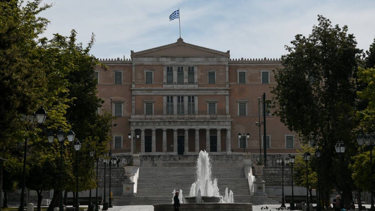 Lockdown: “Θα ανοίγουμε ένα-ένα βήμα προσεκτικά” – “Κάτι θα ανοίξει τη Δευτέρα”