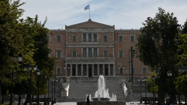 Lockdown: “Θα ανοίγουμε ένα-ένα βήμα προσεκτικά” – “Κάτι θα ανοίξει τη Δευτέρα”