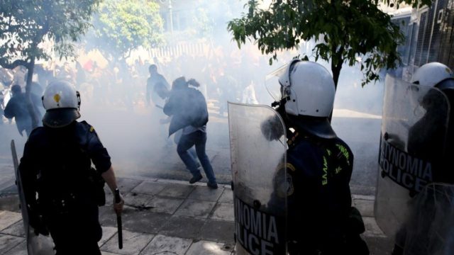 Χαμός στο κέντρο της Αθήνας: Επεισόδια και χημικά στο φοιτητικό συλλαλητήριο