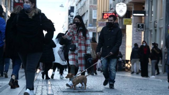 Κορωνοϊός: “Βράζει” η Αττική – Ένα βήμα πριν τα σκληρά μέτρα