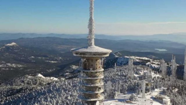 Κακοκαιρία «Λέανδρος»: Τα χιόνια έφεραν… διακοπή κυκλοφορίας σε Πάρνηθα και Υμηττό