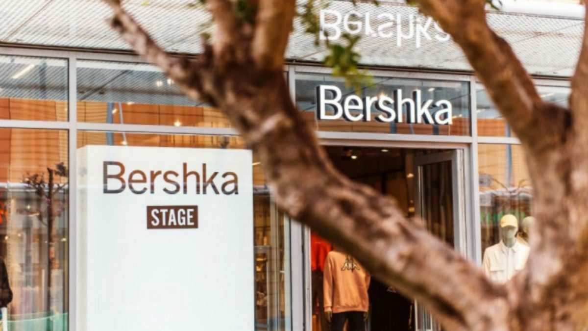 Bershka: Το απόλυτο κόκκινο φόρεμα μόνο με 12.99 ευρώ