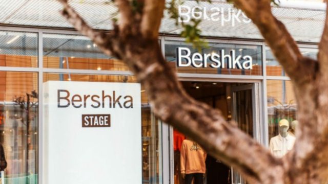 Bershka: Το απόλυτο κόκκινο φόρεμα μόνο με 12.99 ευρώ