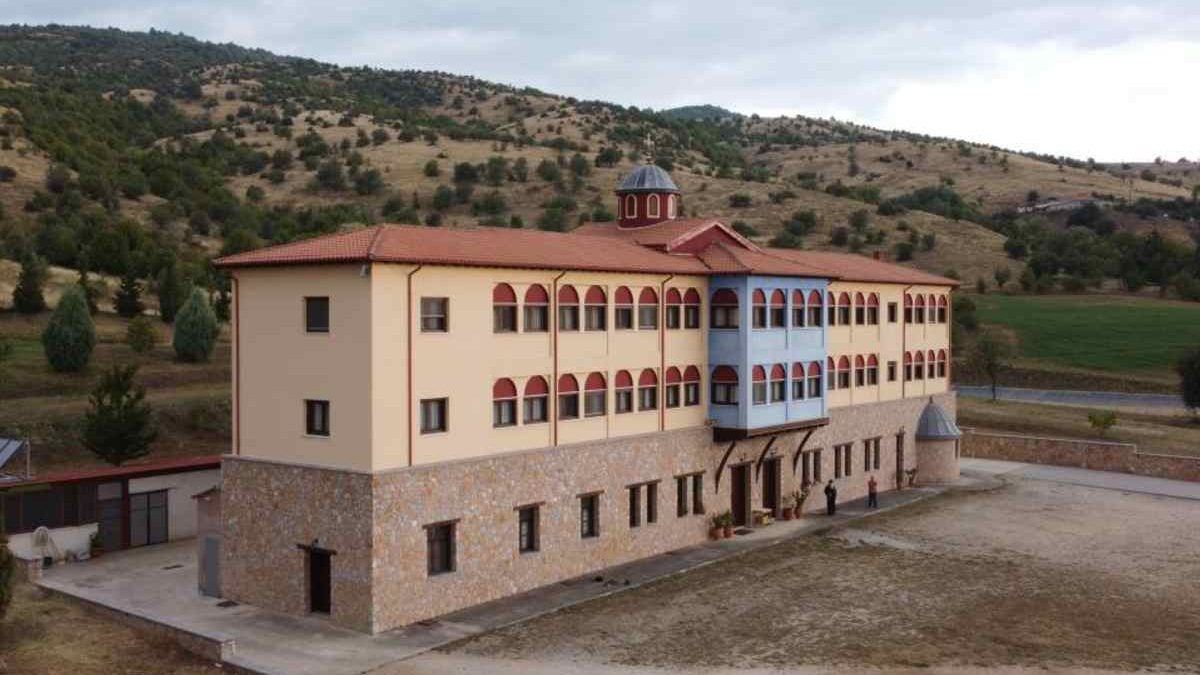 Αυτά είναι τα αποτελέσματα… του ψεύτικου «αντάρτικου»: Κρούσματα κορωνοϊού μετά από χειροτονία σε μονή στην Κοζάνη