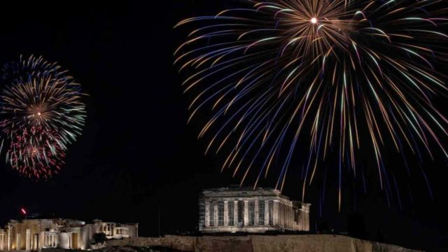 Κορωνοϊός: Άδεια πόλη η Αθήνα στην αλλαγή του χρόνου – Πλάνα από μια Πρωτοχρονιά που κανείς δεν περίμενε