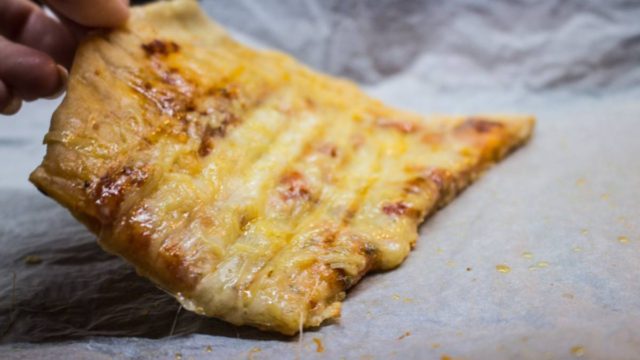 Εύκολη πίτσα στην τοστιέρα που πρέπει να δοκιμάσετε