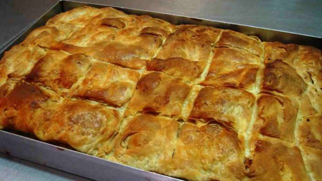 Τυρόπιτα τραγανή με γέμιση… που θα σας «κουφάνει»