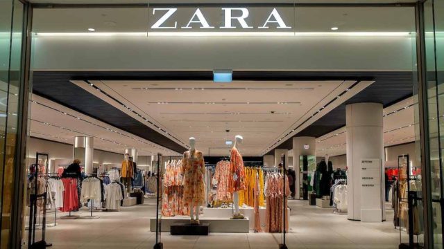 ZARA: Πανζουρλισμός για αυτό το φόρεμα που κοστίζει κάτω από 20 ευρώ