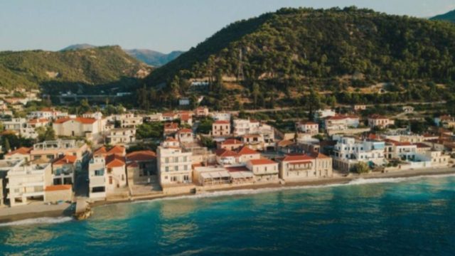 Δερβένι: Το “Μαϊάμι” της Πελοποννήσου – Το κάθε σπίτι έχει την δική του παραλία