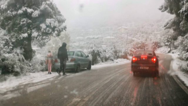 Σε εξέλιξη το νέο κύμα κακοκαιρίας: Χιόνια και σε χαμηλό υψόμετρο