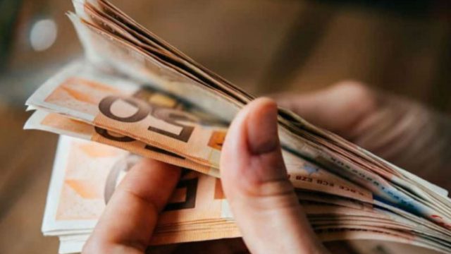 Αναστολές Δεκεμβρίου: Πότε θα λάβουν το επίδομα 534 ευρώ και το δώρο Χριστουγέννων οι εργαζόμενοι (Video)