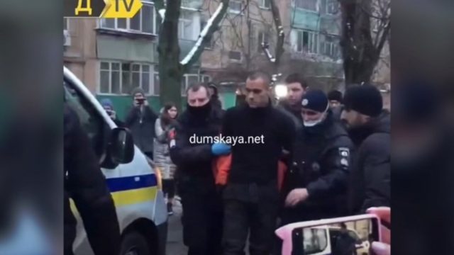 Φρικιαστικό έγκλημα στην Ουκρανία: 30χρονος κυκλοφορούσε γυμνός στους δρόμους με το κομμένο κεφάλι του πατέρα του!