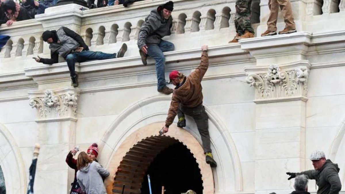 Εισβολή στο Καπιτώλιο: Σε κατάσταση συναγερμού η Ουάσινγκτον – Αποκαλύφθηκαν σχέδια για 3 ακόμη επιθέσεις