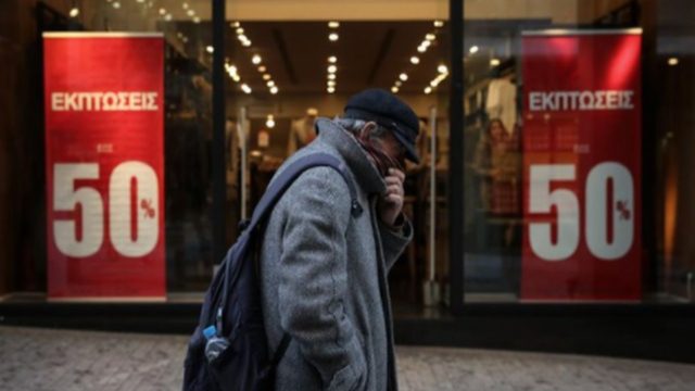 Ελλάδα 2021: Ξεκίνησαν οι εκπτώσεις με… κλειστά μαγαζιά!