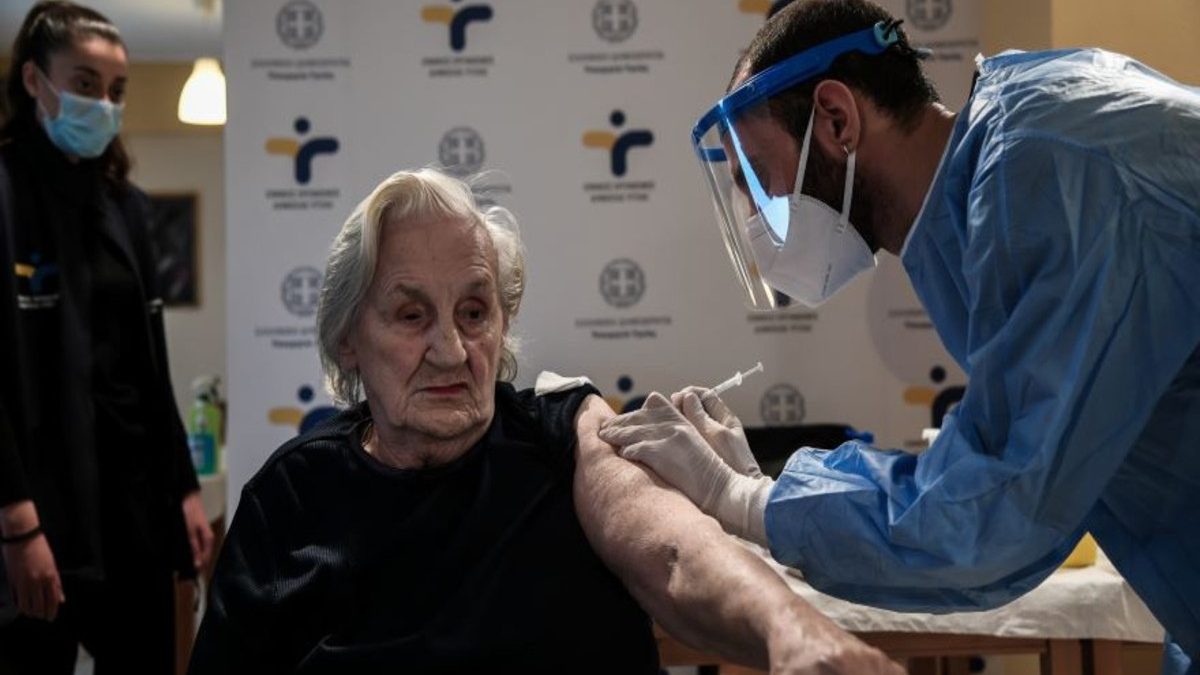 Κορωνοϊός: “Ανοίγουν” τα ραντεβού για τον εμβολιασμό των ατόμων από 80 έως 84 ετών
