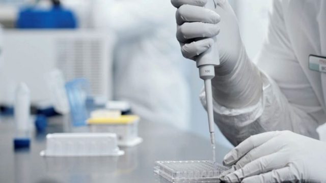 Κορωνοϊός: «Όποιος εμβολιαστεί, θα πρέπει να μπορεί να πάει σε εστιατόρια και κινηματογράφους»