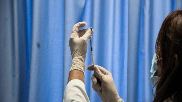 Κορωνοϊός: Ξεκινούν οι εμβολιασμοί των υγειονομικών στα νοσοκομεία του ΕΣΥ