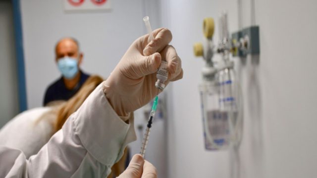 Κορωνοϊός: Σε γρήγορους ρυθμούς οι προετοιμασίες για τη λειτουργία νέων εμβολιαστικών κέντρων