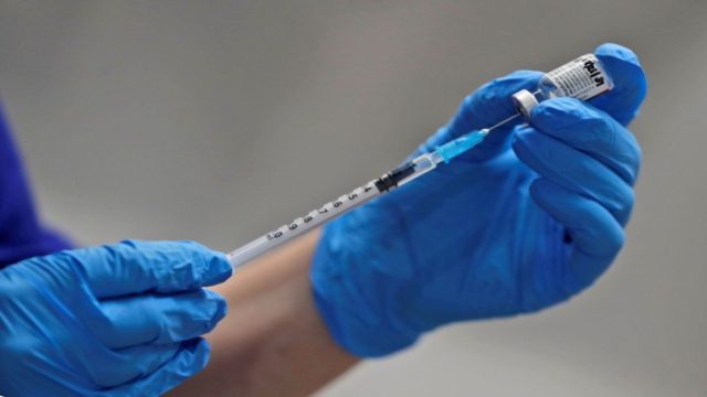 Αδιανόητο: Γιατρός “βούταγε” τα εμβόλια του κορωνοϊού για την οικογένεια και τους φίλους του