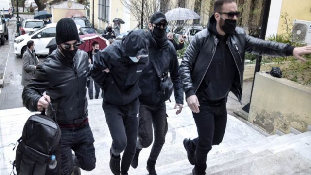 Επίθεση στο Μετρό της Ομόνοιας: Στον ανακριτή για να απολογηθούν οδηγούνται οι δύο ανήλικοι κατηγορούμενοι