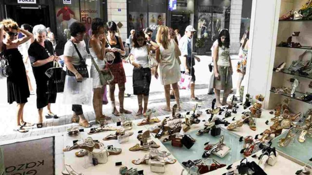 Κορωνοϊός: Χαραμάδα αισιοδοξίας για άνοιγμα του λιανεμπορίου – Κλειστά σήμερα (2/1) σούπερ μάρκετ και καταστήματα