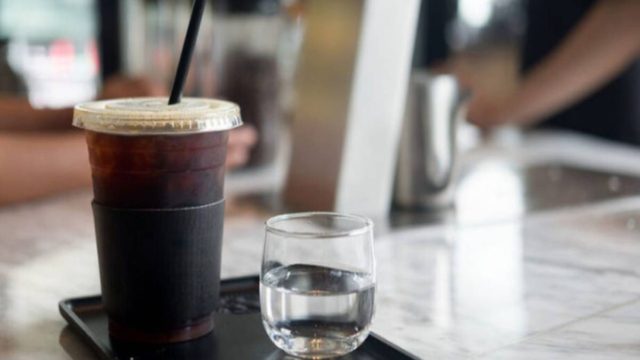 Συνελήφθη μπαρίστα γιατί έφτυνε στους καφέδες Αστυνομικών