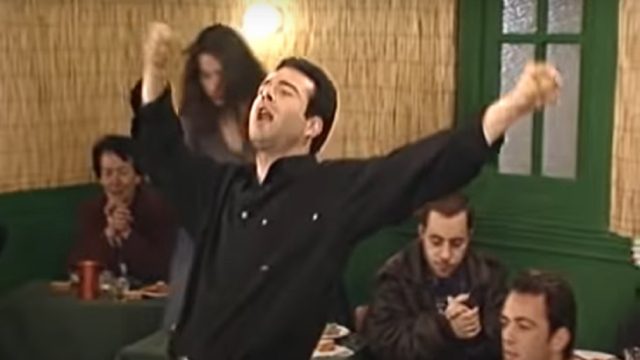 Θανάσης Ευθυμιάδης: Η ζεμπεκιά του Καλούδη που «έγραψε ιστορία» στην ελληνική τηλεόραση (Video)
