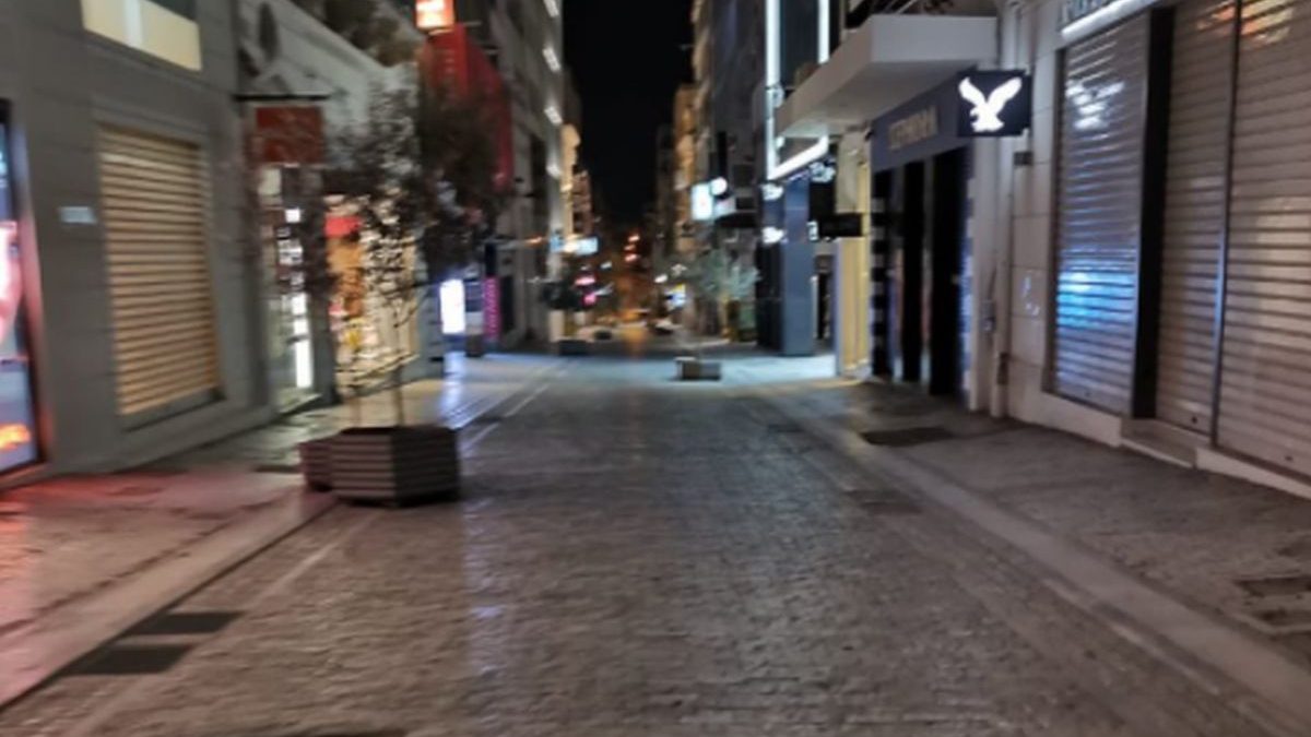 Άγριος ξυλοδαρμός 16χρονης στην Ερμού με εντολή… συνομήλική της!
