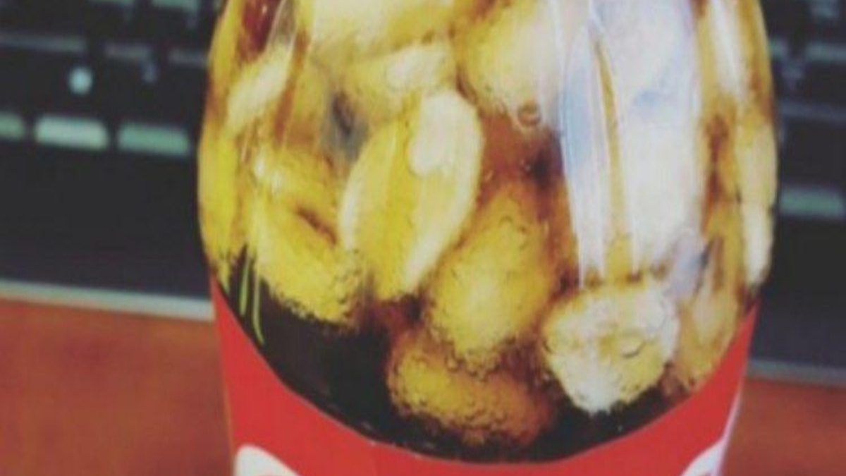 Ρίχνει φιστίκια μέσα σε μία παγωμένη Coca Cola. Το αποτέλεσμα; Απλά απίστευτο..