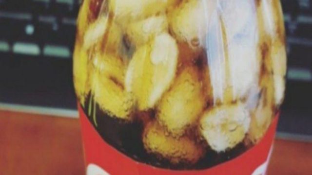 Ρίχνει φιστίκια μέσα σε μία παγωμένη Coca Cola. Το αποτέλεσμα; Απλά απίστευτο..