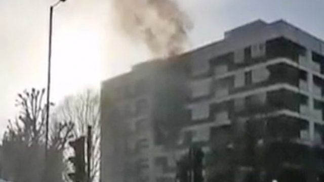 Λονδίνο: Μεγάλη φωτιά σε πολυκατοικία – Φόβοι για εγκλωβισμένους