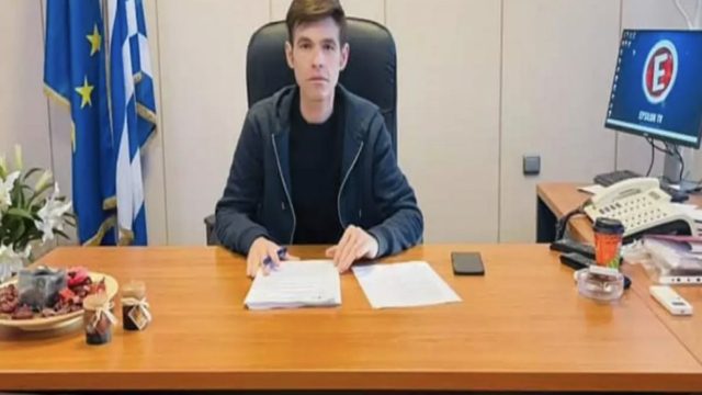 Ο Μένιος Φουρθιώτης πολιτικός! Οι πρώτες πόζες στο πολιτικό του γραφείο (photos)
