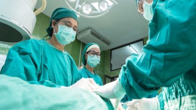 Πλαστικός χειρουργός πέθανε από κορωνοϊό – Πελάτισσα έβηξε πάνω του