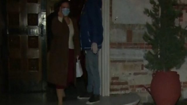 Θεσσαλονίκη: Ηλικιωμένη ύψωσε το μεσαίο δάχτυλο στην κάμερα του ΣΚΑΙ (Video)