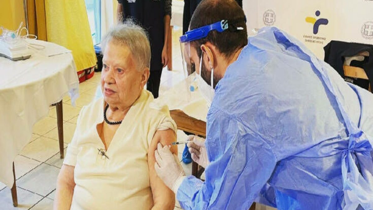 Κορωνοϊός: Αυτή είναι η 95χρονη που έλαβε πρώτη το εμβόλιο σε οίκο ευγηρίας