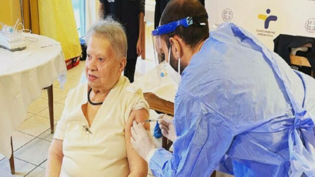 Κορωνοϊός: Αυτή είναι η 95χρονη που έλαβε πρώτη το εμβόλιο σε οίκο ευγηρίας