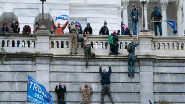 Εισβολή στο Καπιτώλιο: Παραιτήθηκαν οι επικεφαλής των αστυνομικών δυνάμεων της Γερουσίας και του Καπιτωλίου