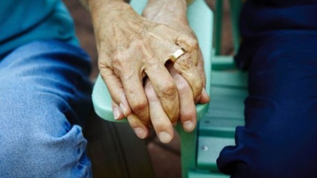 Ένα ηλικιωμένο ζευγάρι περνούσε… δύσκολα: Το ανέκδοτο της ημέρας (18/01)