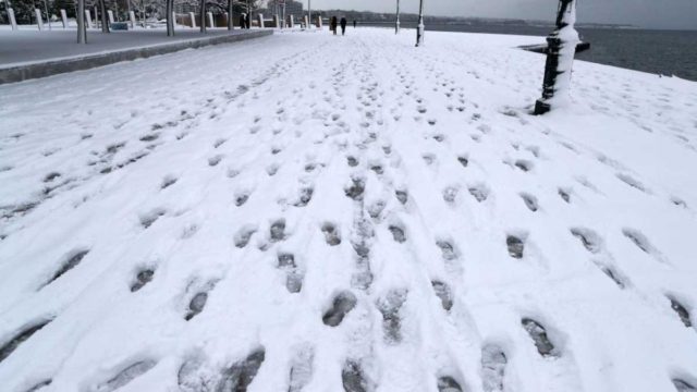 Καιρός σήμερα: Συνεχίζει την επέλαση ο «Λέανδρος» και θύελλες και χιόνια