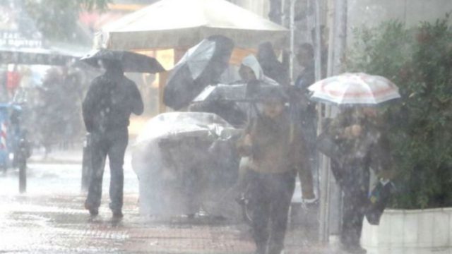Καιρός: Σφοδρή κακοκαιρία «χτυπάει» την Αττική – Προβλήματα σε ολόκληρη την χώρα (Video)