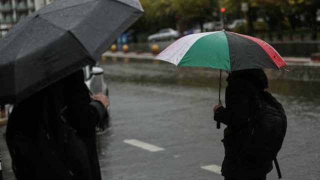 Καιρός σήμερα: Καταιγίδες πριν την ψυχρή εισβολή – Ισχυροί άνεμοι στο Αιγαίο