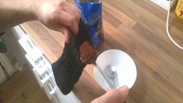 Παίρνει μια παλιά κάλτσα και την γεμίζει με καφέ πριν πέσει για ύπνο – Μόλις ξυπνήσει; Την περιμένει μια ευχάριστη έκπληξη!