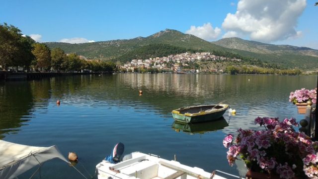 Η φωτογραφία της ημέρας: Περπατώντας δίπλα στη λίμνη Καστοριάς!