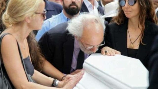 Ζωή Λάσκαρη: Συγκλονίζει αυτό που φώναζαν στην κηδεία της!