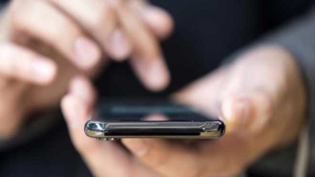 Σας παρακολουθούν το κινητό; Τα σημάδια για να το καταλάβετε